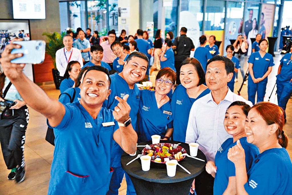 新加坡衞生部部長王乙康周二與國立大學醫院護士合照。