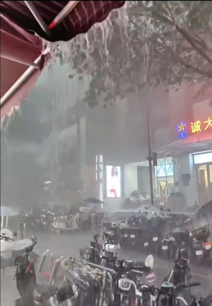 广州花都区29日早上有暴雨及冰雹。微博