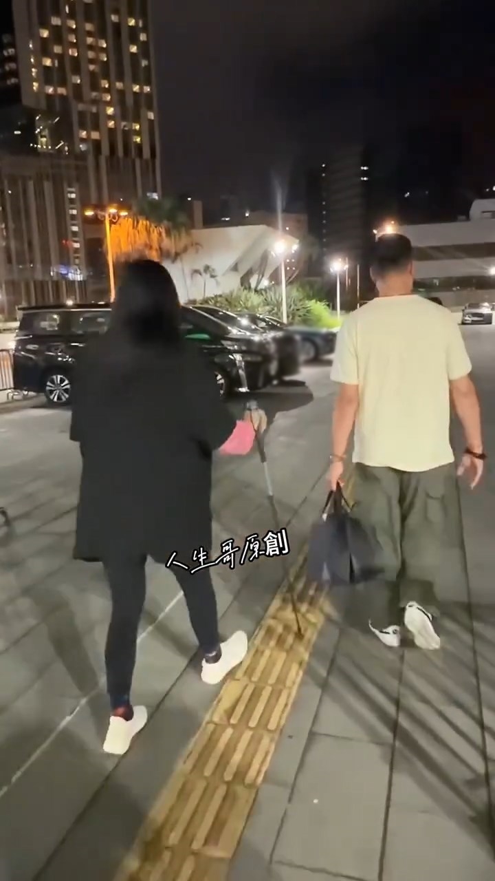 李珊珊行得好慢。