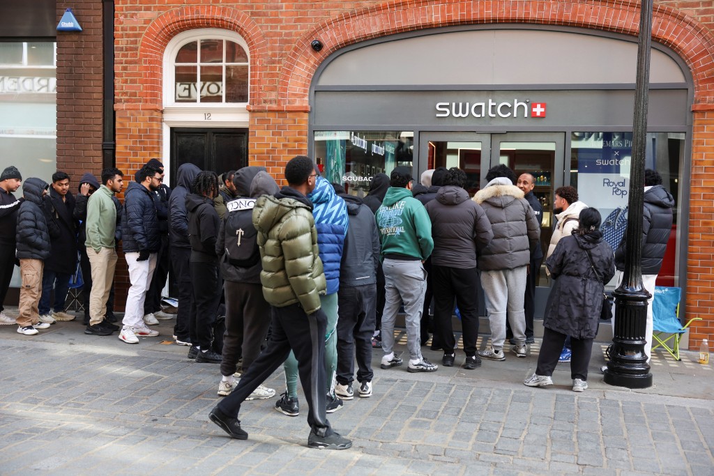 Swatch联乘爱彼Royal Pop系列怀表开卖。 路透社
