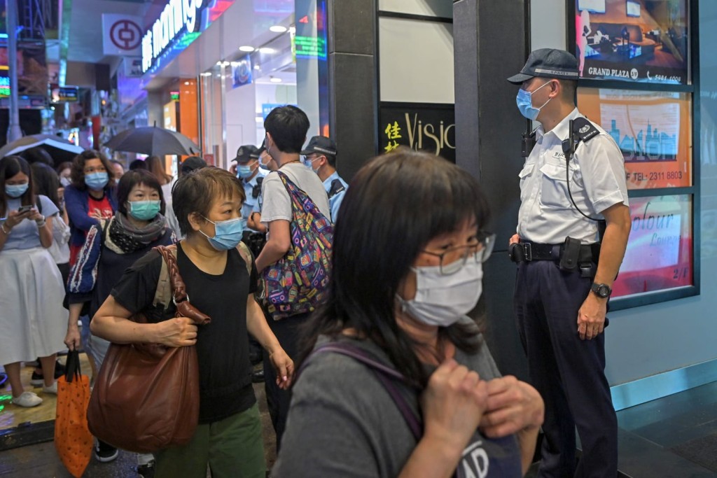警員聯同牌照事務處巡查多間樓上酒吧。