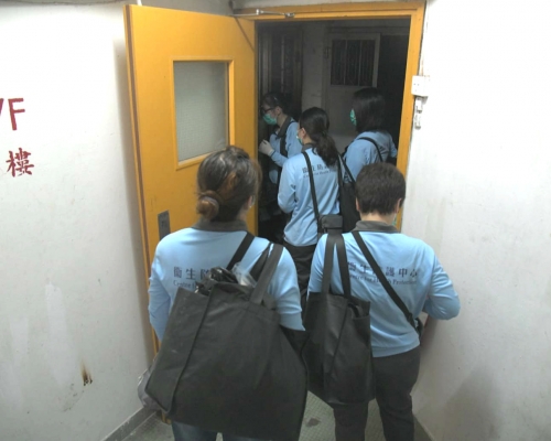 衞生署人員向居民派發樣本瓶。資料圖片