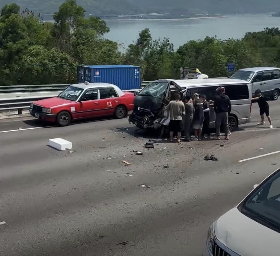 多名途經司機下車合力拯救。fb香港突發事故報料區圖片