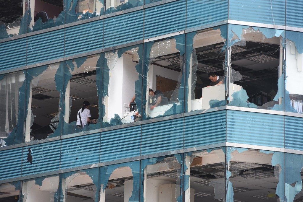 超强台风山竹吹袭,红磡海滨广场写字楼受严重破坏,逾百个玻璃窗幕墙破碎。资料图片