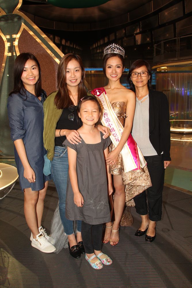 鄧卓殷昨日有家人到現場支持她。