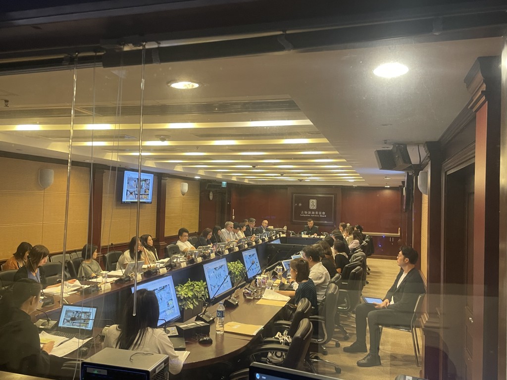 有古物諮詢委員會委員表示，古廟「麻雀雖小、五臟俱全」，長年坐落於繁華商區，陪伴社區發展。