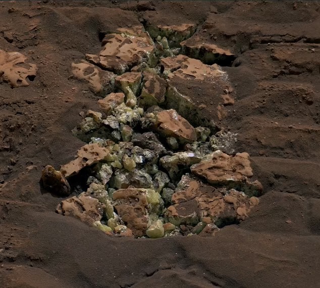 好奇號探測車在火星發現純硫晶體。網圖