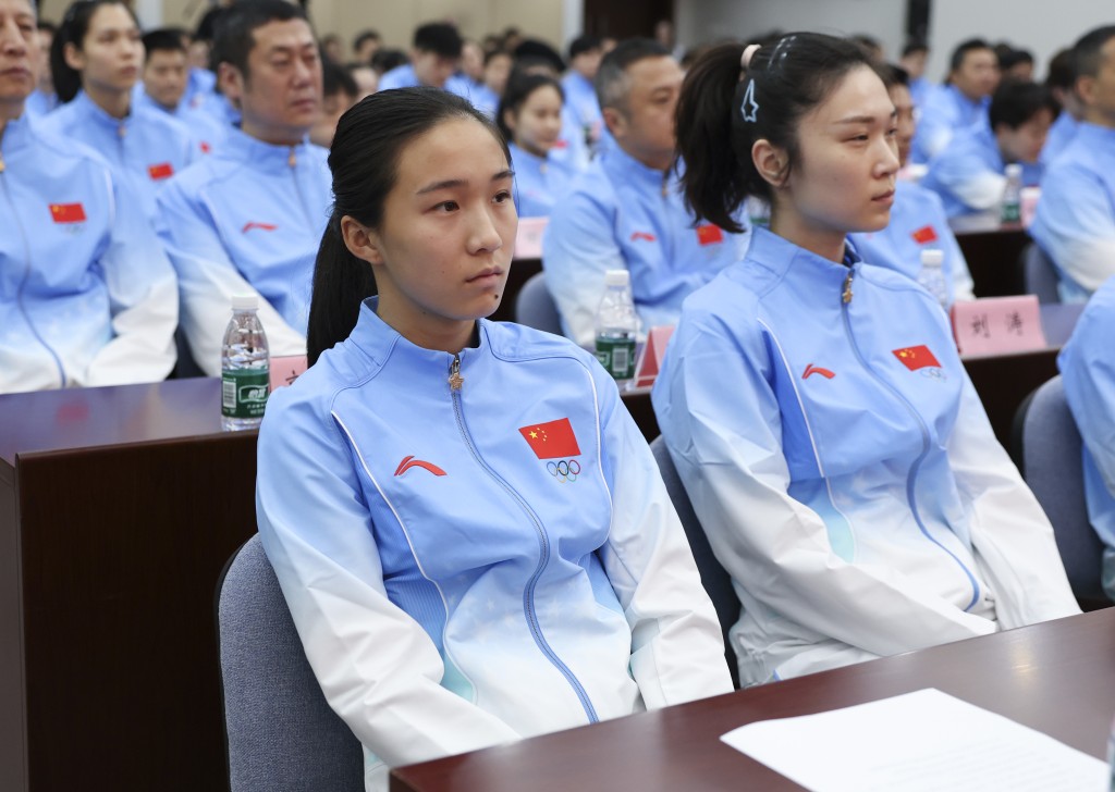 田径运动员陈妤颉（左）出席动员大会。新华社