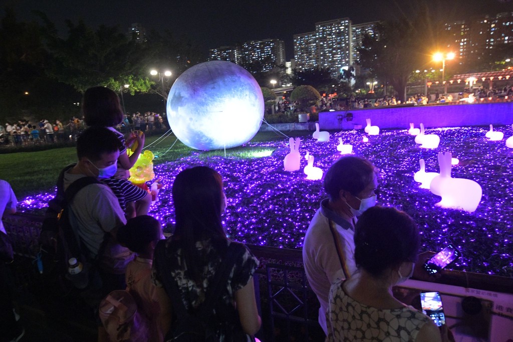 有市民一家大细前往沙田公园欣赏花灯。