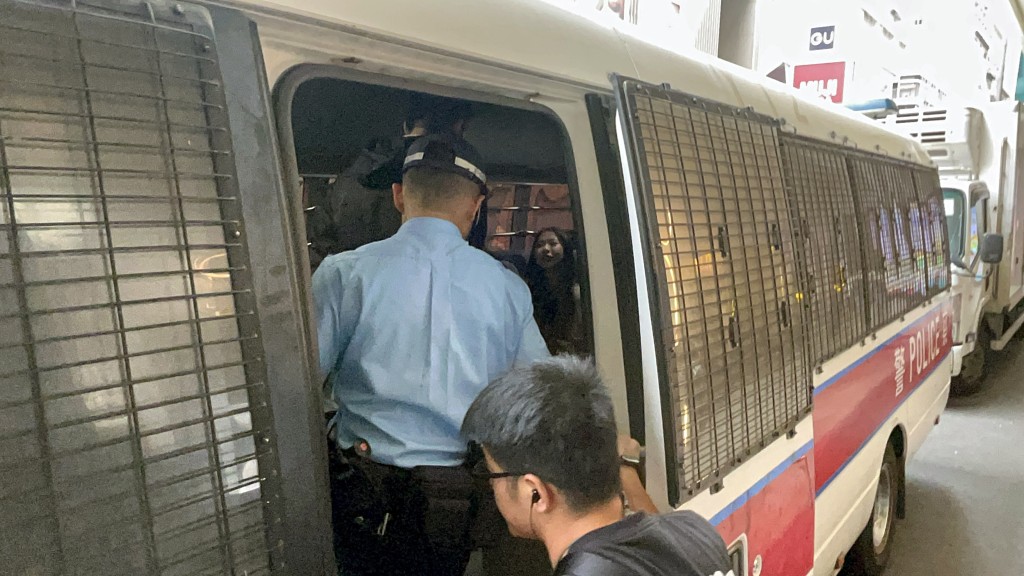 警方拘捕六男女。楊偉亨攝