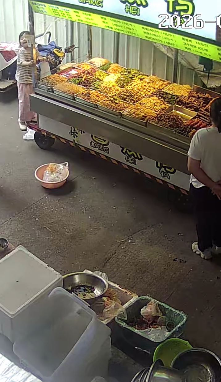 李妹妹的女儿错扭电动餐车油门，令75公斤卤味全部跌落地报销。