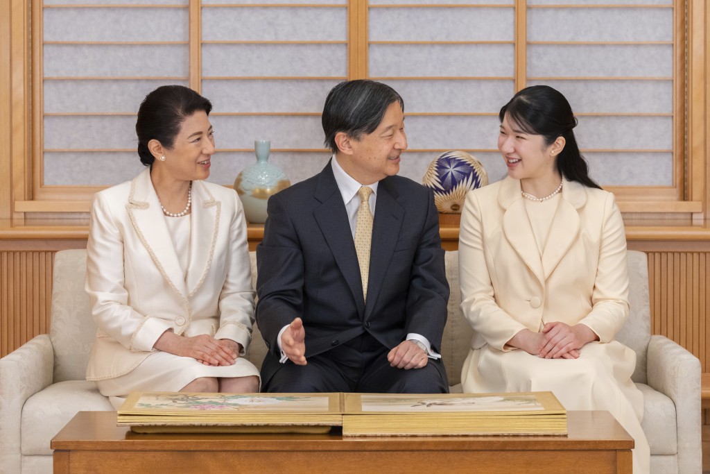 德仁周一会与独生女爱子在皇居接受民众新年祝贺。美联社