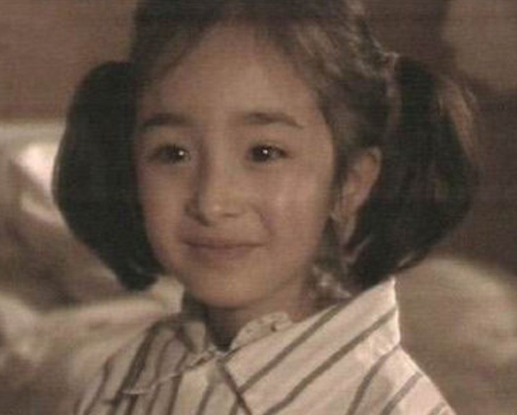 童星出身的楊冪從小有一雙大眼睛。