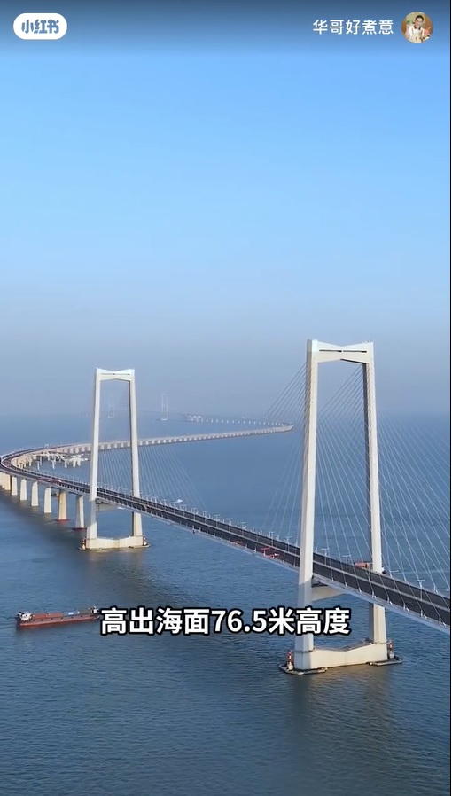 深中通道位於港珠澳大橋的北面，對上就是連接廣州市及東莞市的虎門大橋。