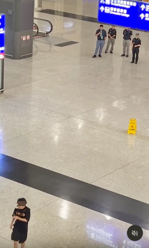 一名穿短褲的黑衣男子7月10日凌晨在機場 抵港大堂公然吸煙,被發現後疑不滿對方 「吹雞」,大聲爆粗挑釁保安員,結果, 事件驚動軍裝警員持盾到場處理。目擊者 複述事件時,形容當時「成個機場震撼晒」。Threads截圖 一名穿短褲的黑衣男子7月10日凌晨在機場 抵港大堂公然吸煙,被發現後疑不滿對方 「吹雞」,大聲爆粗挑釁保安員,結果, 事件驚動軍裝警員持盾到場處理。目擊者 複述事件時,形容當時「成個機場震撼晒」。Threads截圖