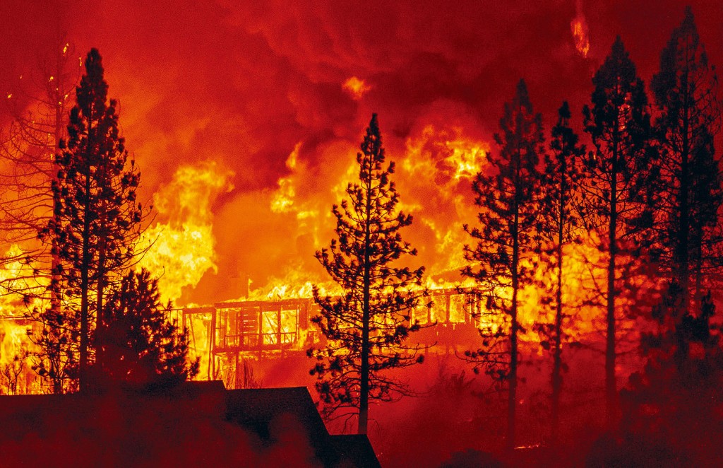 加州弗雷斯諾縣的「小溪山火」肆虐，周二有民房遭大火吞噬。