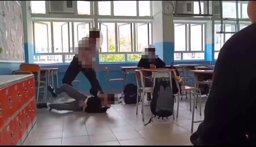 同學頭部猛撞落地。網上片段