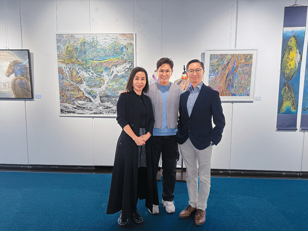 ■（左起）參展藝術家郭致因、知名藝人郭晉安及《頭條日報》廣告部副總經理劉孟輝（Jacky）。
