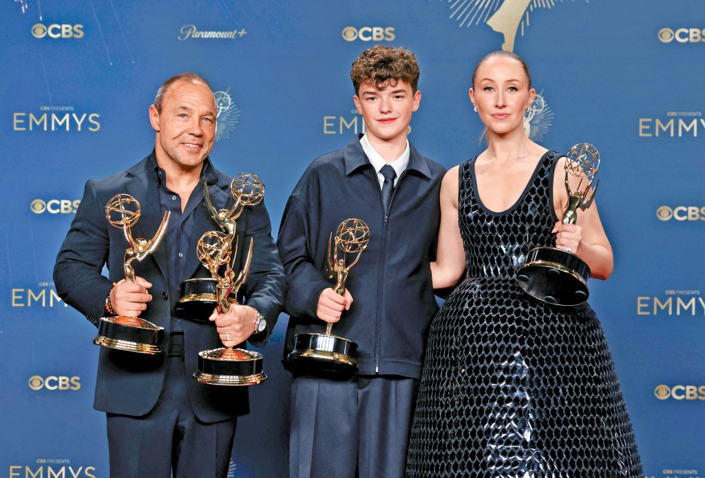 《混沌少年時》Owen Cooper（中）奪得迷你劇組男配角，只有15歲的他成為史上最年輕艾美獎得主。「爸爸」Stephen及Erin分別封視帝及女配角。