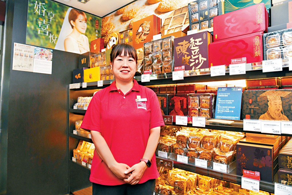 Sarah憑藉對客人的真摯熱情與用心服務，逐步晉升為店舖主管。多年來，她以真誠待人，與街坊和旅客建立了深厚友誼，成為業內典範之一。