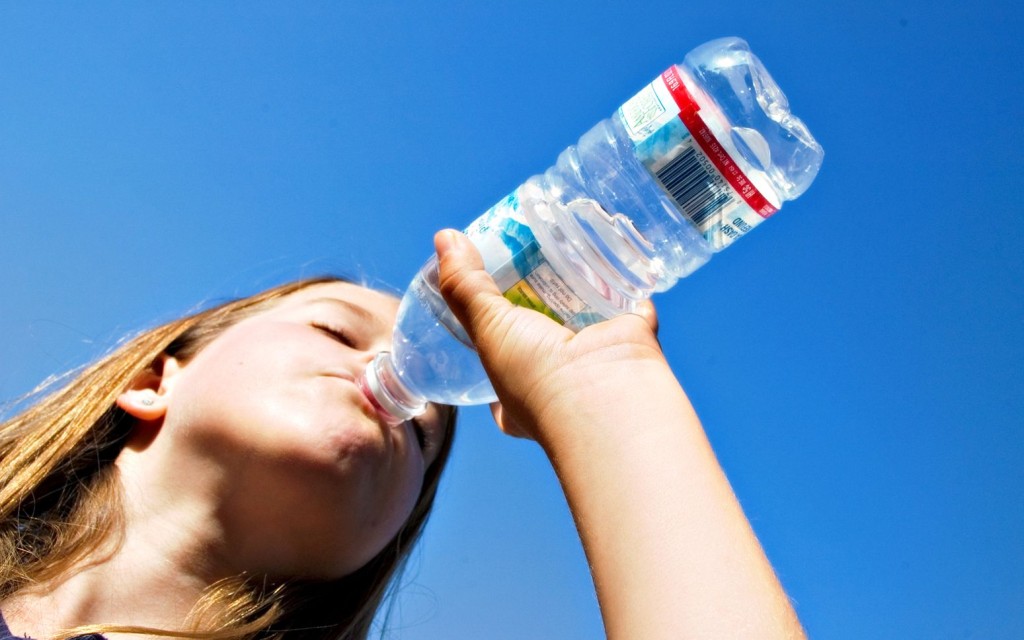 饮冰水可促进新陈代谢。freeimages图片