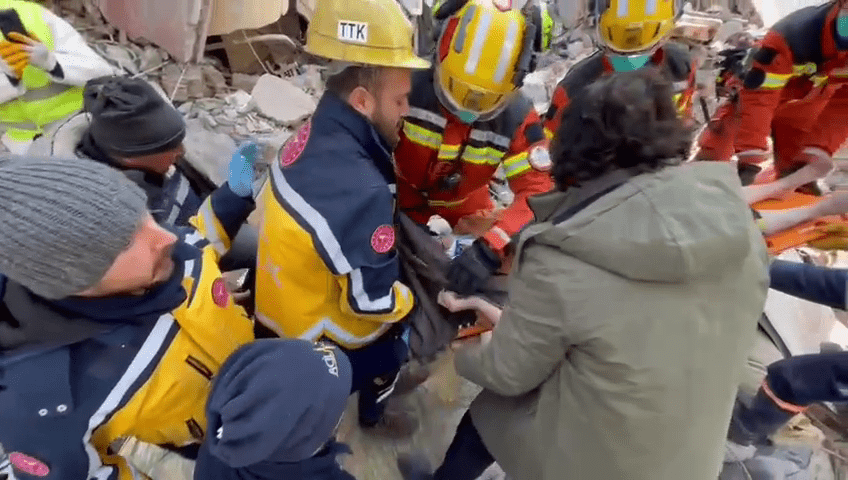 救援人員組成人鏈將傷者抬出。消防處FB