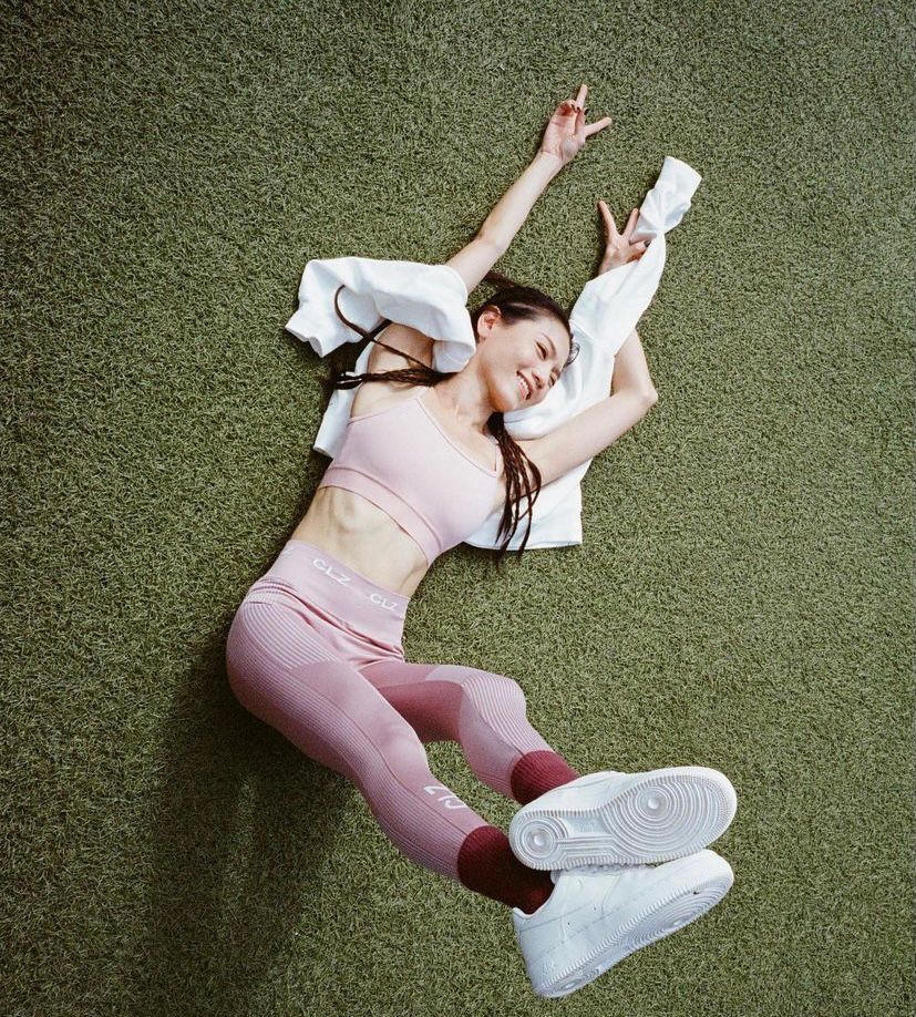 一拉直雙手，兩排肋骨清晰可見。