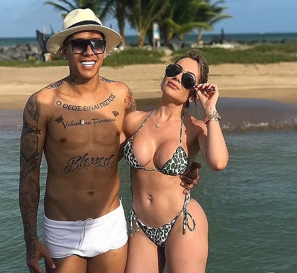 巴西球星费明奴与妻子摄于海滩。网上图片