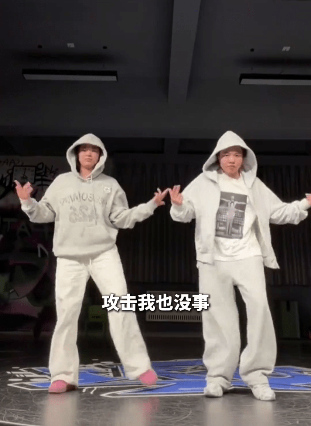 全红婵刘清漪直播间秀霹雳舞。 全红婵刘清漪直播间秀霹雳舞。