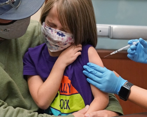 美國開始為5至11歲兒童接種輝瑞新冠疫苗。AP圖片