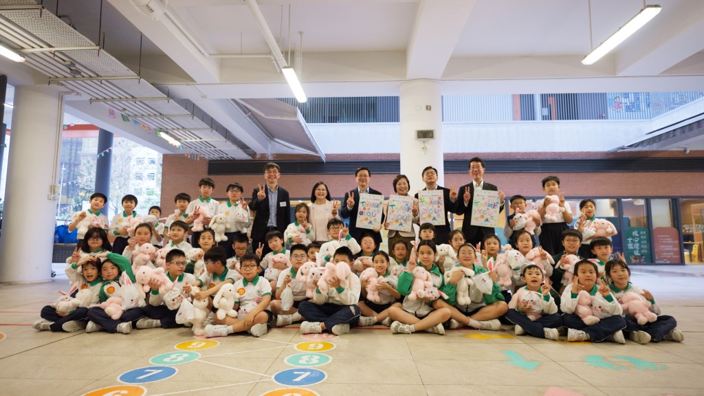李家超指日前與教育局局長蔡若蓮及勞工及福利局局長孫玉菡到訪九龍城區一間小學。李家超FB影片截圖