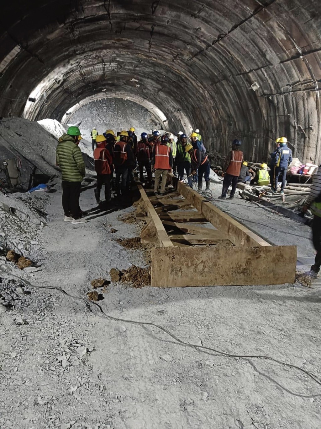 印度隧道坍塌40人已被困3天。 美联社