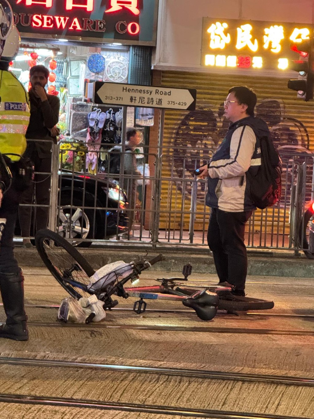 單車車把上掛有兩袋外賣。讀者提供