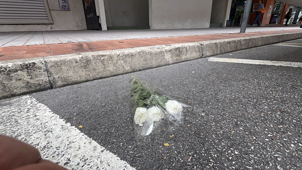 現場有一束鮮花。楊偉亨攝