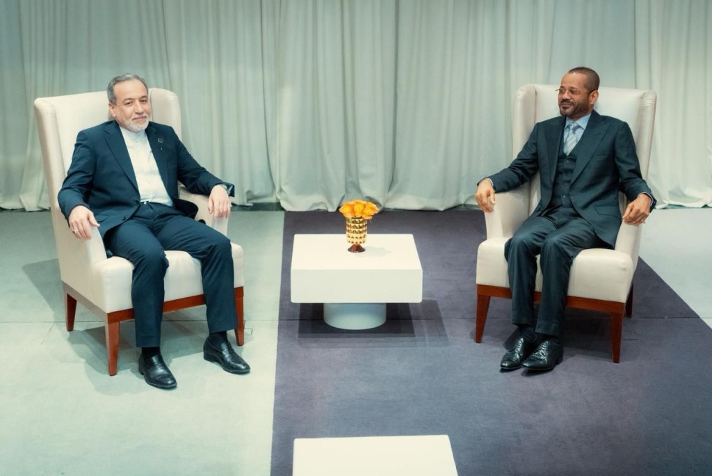 阿曼外相巴德尔（右）证实，美伊下一轮谈判将在瑞士日内瓦举行。新华社