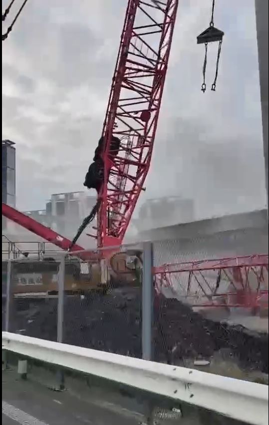 列車旁工地的吊臂跌落路軌，與行至的列車相撞。影片截圖