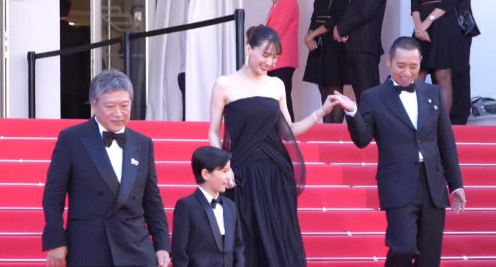 大悟抬起手讓拍檔綾瀨遙扶着他行樓梯，甚具紳士風度。日媒報道指海外媒體對二人在片中演出大表讚賞。