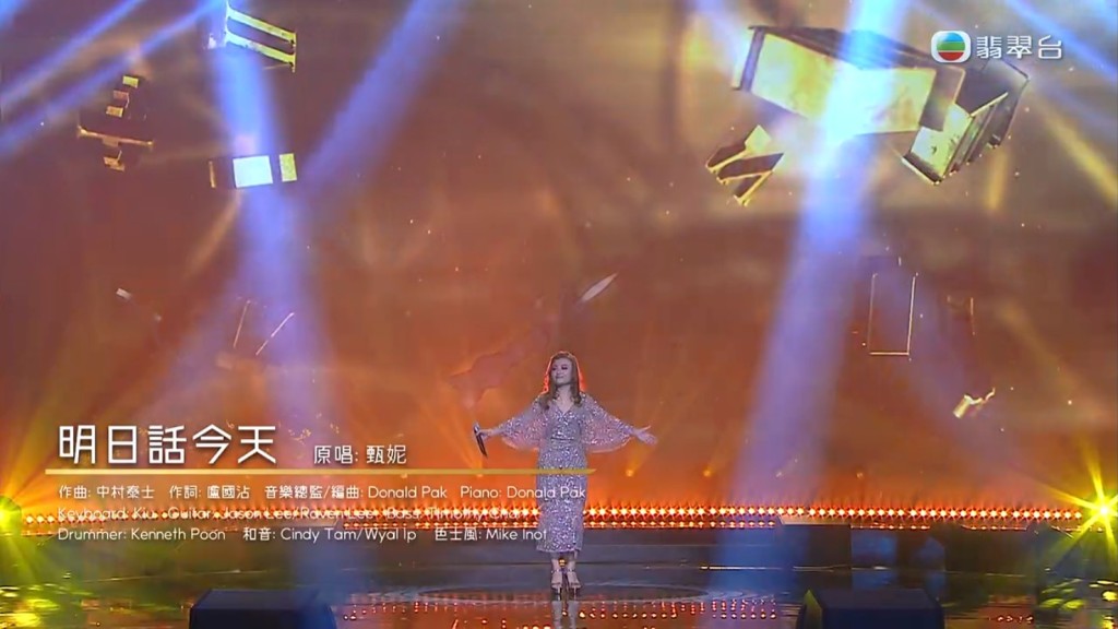 李佳第一回合选唱巨肺歌手甄妮名曲《明日话今天》。