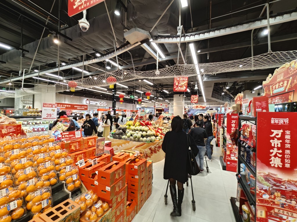 不少港人赴深圳超市購物，順便辦年貨。