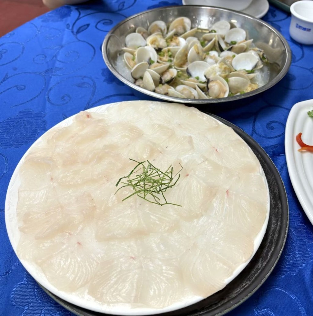 桂山漁港 網民推介為「珠海章紅魚生第一家」,章紅刺身¥98夠新鮮。(圖片來源:愛吃麥辣雞翅@小紅書) 桂山漁港 網民推介為「珠海章紅魚生第一家」,章紅刺身¥98夠新鮮。(圖片來源:愛吃麥辣雞翅@小紅書)