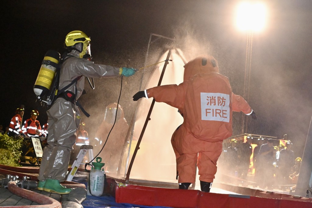 消防處人員於現場進行洗消程序。 消防處人員於現場進行洗消程序。