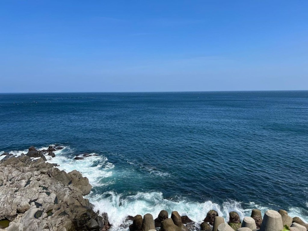 郭可盈近日贴出海景照，并写道：「37度高温的日本🇯🇵，但真的很美！」