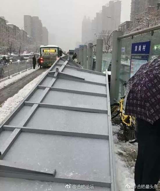 巴士站蓋頂損毀。網圖