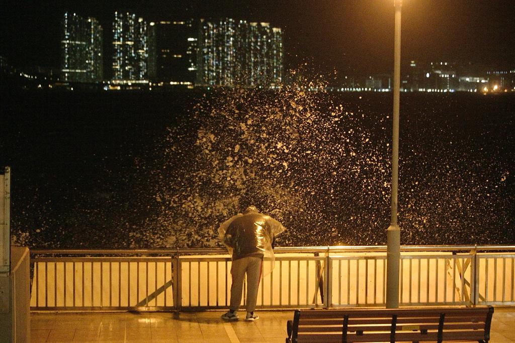 市民在杏花邨海邊追風觀浪。