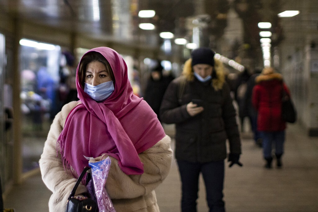 莫斯科民眾佩戴口罩外出。AP圖片