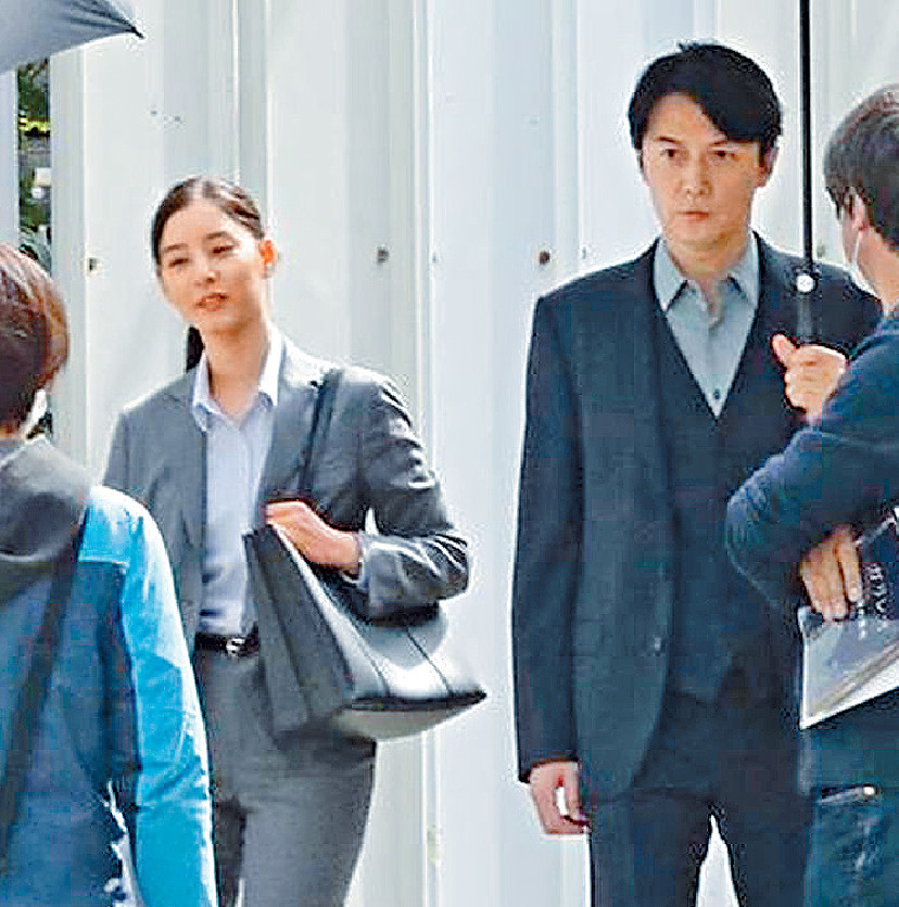 ■福山雅治被拍到於橫濱拍攝《伽利略》,身邊的拍檔變了新木優子。