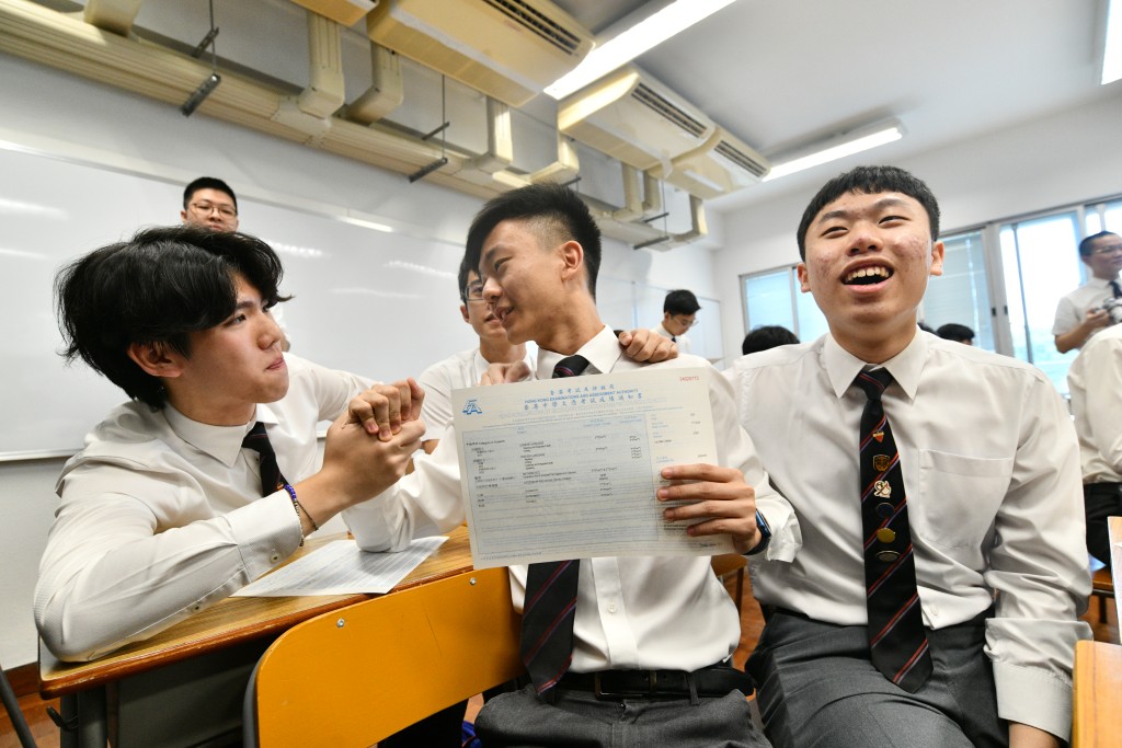 中学文凭试DSE今日（17日）放榜，考生回校领取成绩单。