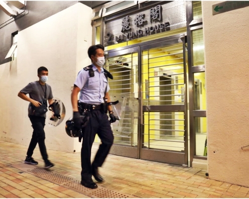 警員持盾牌到場。