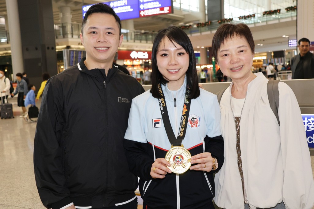 Grace帶著世錦賽金牌凱旋返港，媽咪及前港隊代表的哥哥劉知名親自到機會接機。徐嘉華攝
