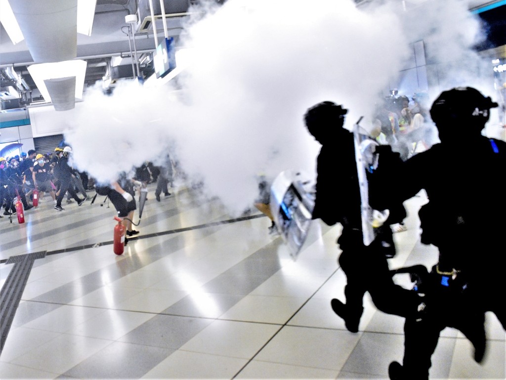 警方曾於港鐵站內施放催淚煙，驅散示威者。 